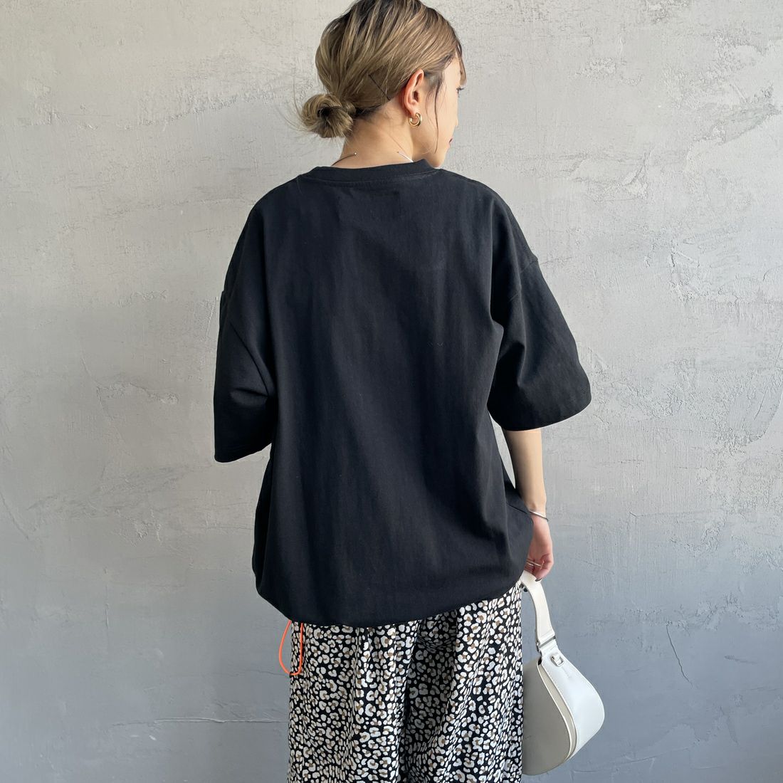 UNIVERSAL OVERALL [ユニバーサルオーバーオール] 別注 ドローコード付き ワイドシルエットTシャツ [U2513282IN-JF] BLACK &&モデル身長：150cm 着用サイズ：S&&