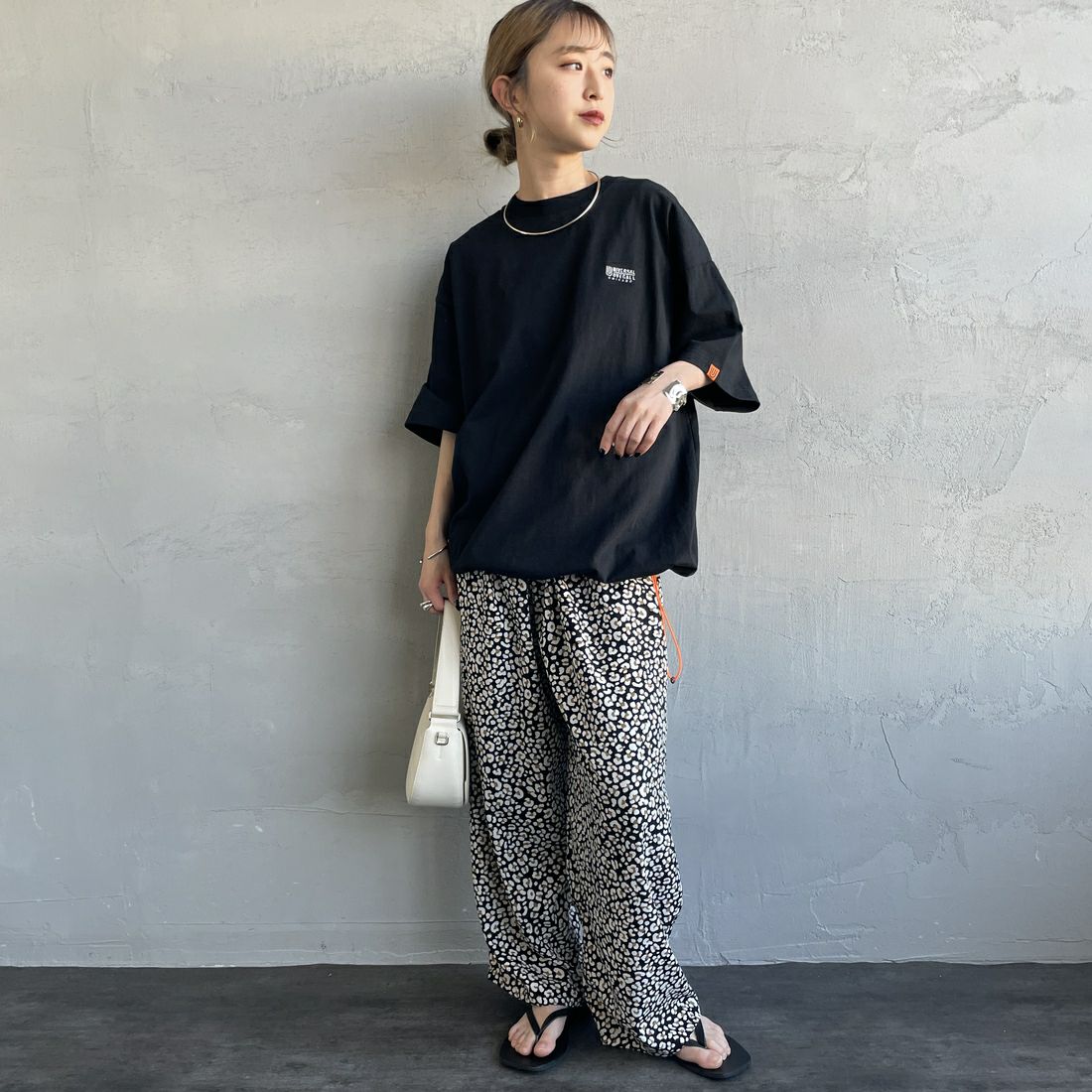UNIVERSAL OVERALL [ユニバーサルオーバーオール] 別注 ドローコード付き ワイドシルエットTシャツ [U2513282IN-JF] BLACK &&モデル身長：150cm 着用サイズ：S&&