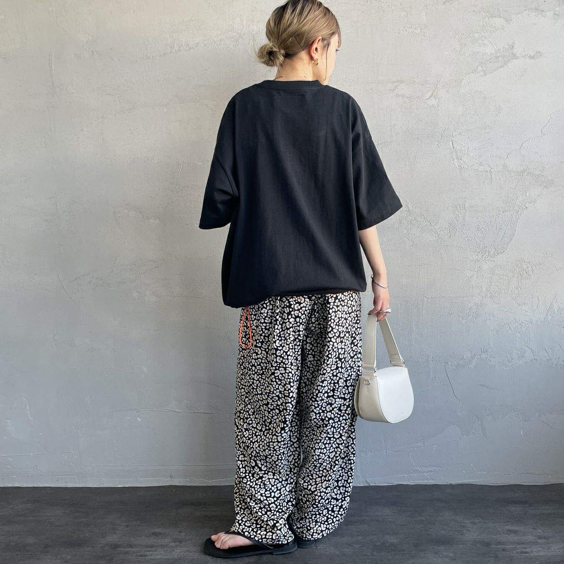 UNIVERSAL OVERALL [ユニバーサルオーバーオール] 別注 ドローコード付き ワイドシルエットTシャツ [U2513282IN-JF] BLACK &&モデル身長：150cm 着用サイズ：S&&