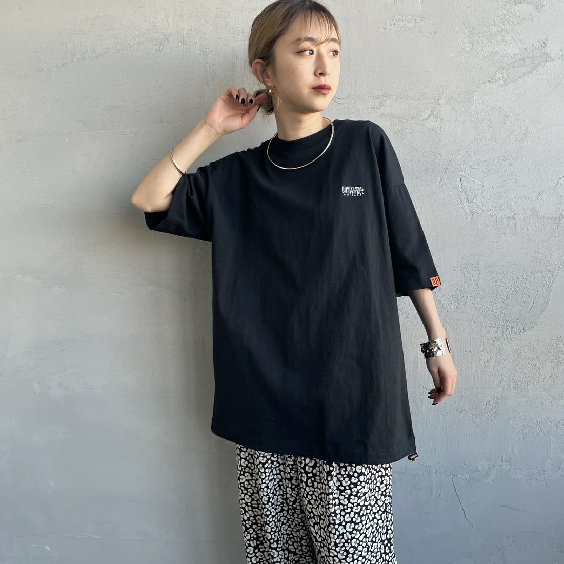 UNIVERSAL OVERALL [ユニバーサルオーバーオール] 別注 ドローコード付き ワイドシルエットTシャツ [U2513282IN-JF] BLACK &&モデル身長：150cm 着用サイズ：S&&