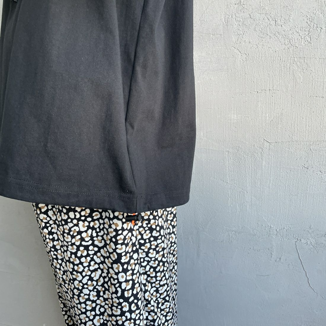 UNIVERSAL OVERALL [ユニバーサルオーバーオール] 別注 ドローコード付き ワイドシルエットTシャツ [U2513282IN-JF] BLACK &&モデル身長：150cm 着用サイズ：S&&