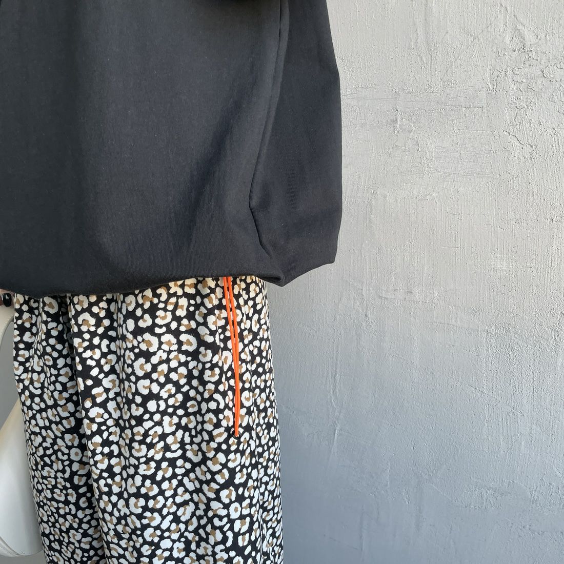 UNIVERSAL OVERALL [ユニバーサルオーバーオール] 別注 ドローコード付き ワイドシルエットTシャツ [U2513282IN-JF] BLACK &&モデル身長：150cm 着用サイズ：S&&