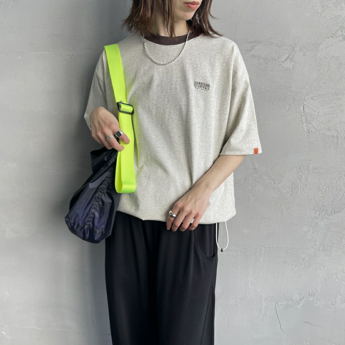 UNIVERSAL OVERALL [ユニバーサルオーバーオール] 別注 ドローコード付き ワイドシルエットTシャツ [U2513282IN-JF] OAT/BRN &&モデル身長：158cm 着用サイズ：S&&