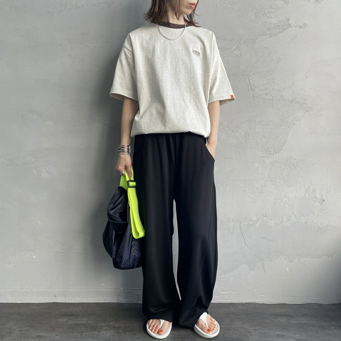 UNIVERSAL OVERALL [ユニバーサルオーバーオール] 別注 ドローコード付き ワイドシルエットTシャツ [U2513282IN-JF] OAT/BRN &&モデル身長：158cm 着用サイズ：S&&