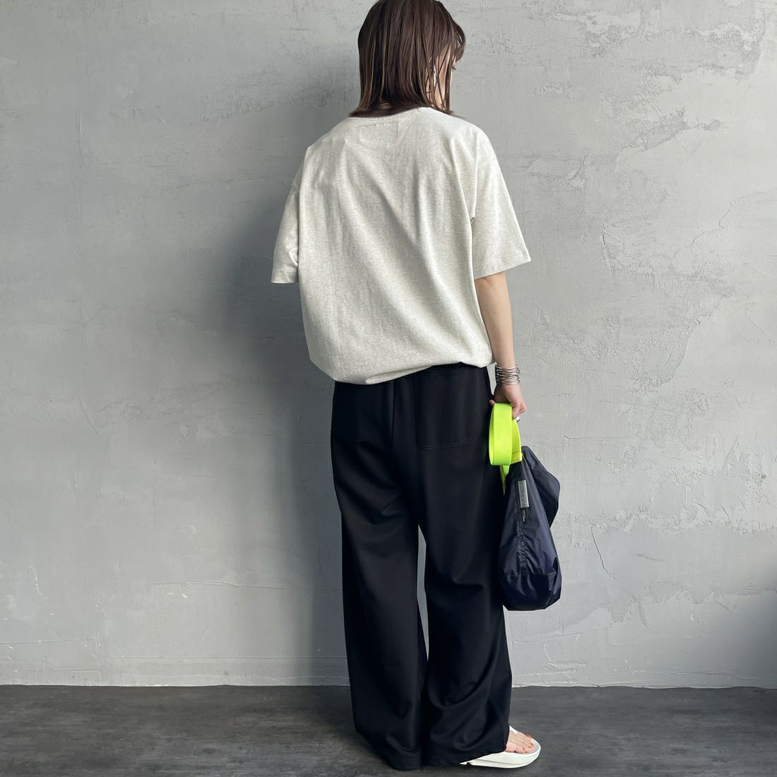 UNIVERSAL OVERALL [ユニバーサルオーバーオール] 別注 ドローコード付き ワイドシルエットTシャツ [U2513282IN-JF] OAT/BRN &&モデル身長：158cm 着用サイズ：S&&