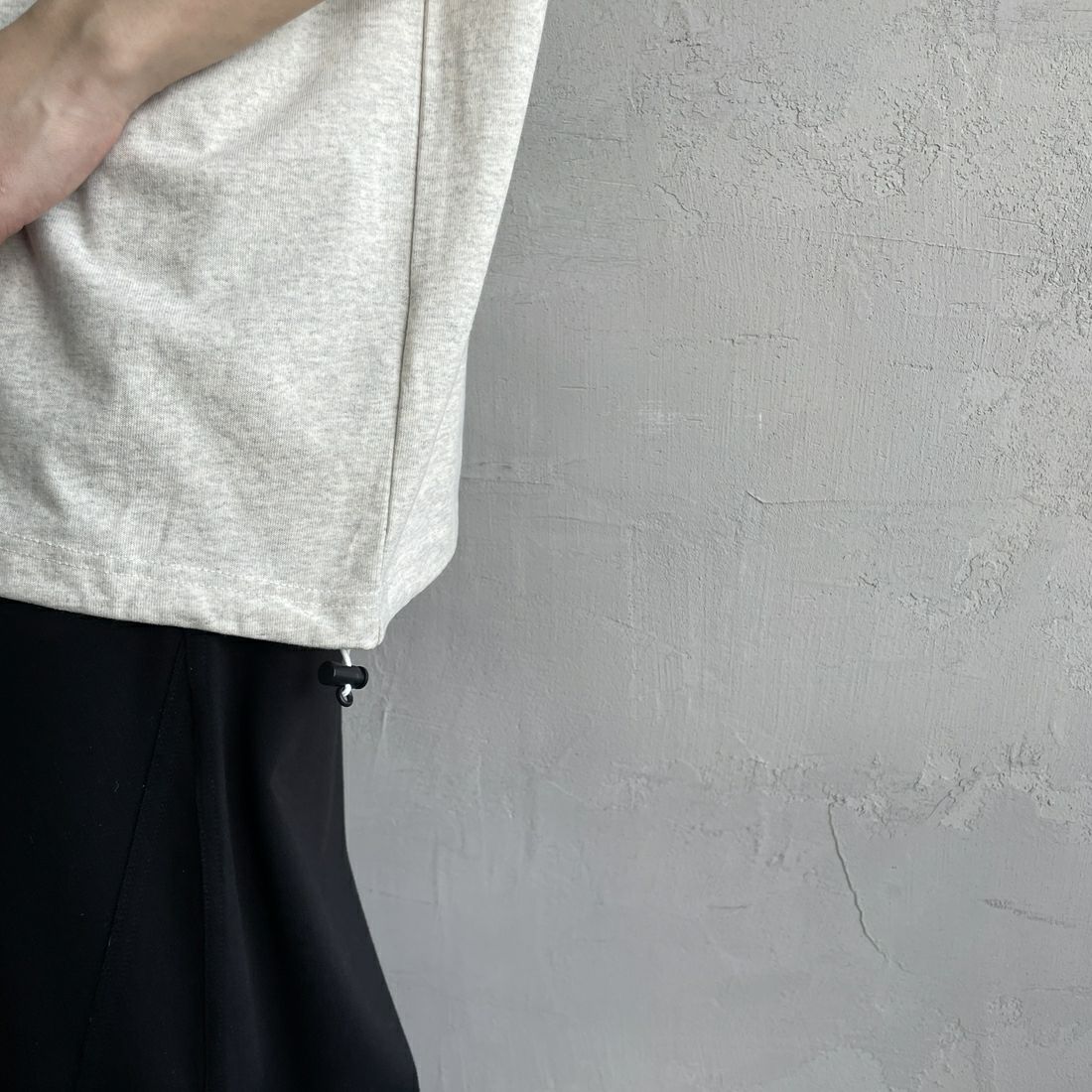 UNIVERSAL OVERALL [ユニバーサルオーバーオール] 別注 ドローコード付き ワイドシルエットTシャツ [U2513282IN-JF] OAT/BRN &&モデル身長：158cm 着用サイズ：S&&