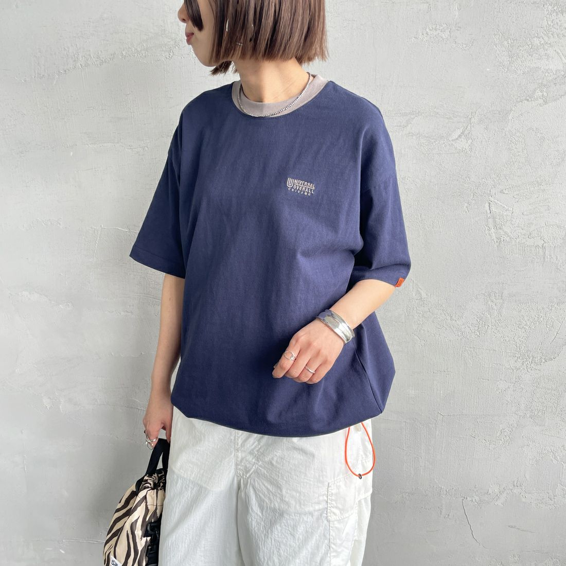 UNIVERSAL OVERALL [ユニバーサルオーバーオール] 別注 ドローコード付き ワイドシルエットTシャツ [U2513282IN-JF] NVY/BEG &&モデル身長：160cm 着用サイズ：S&&