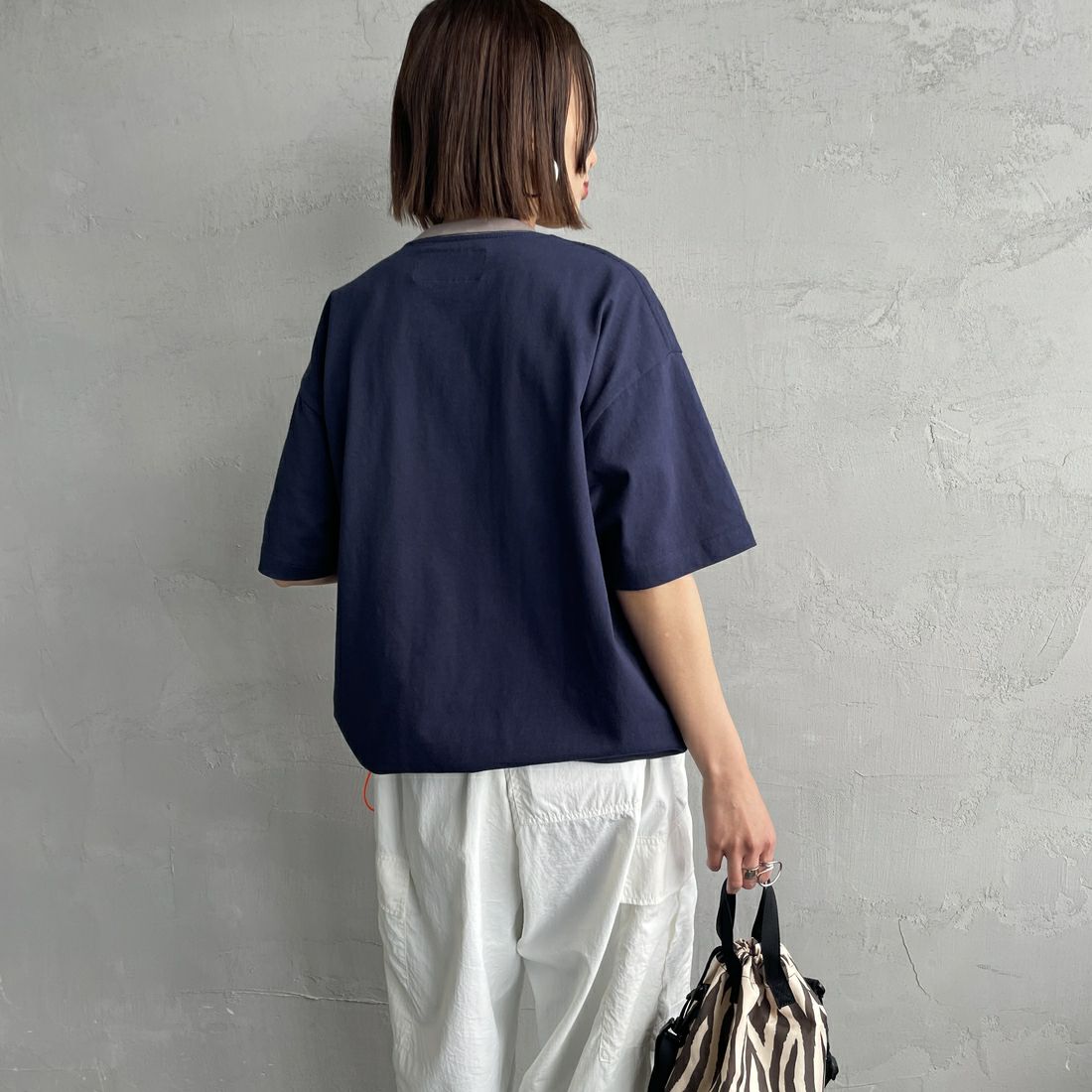 UNIVERSAL OVERALL [ユニバーサルオーバーオール] 別注 ドローコード付き ワイドシルエットTシャツ [U2513282IN-JF] NVY/BEG &&モデル身長：160cm 着用サイズ：S&&