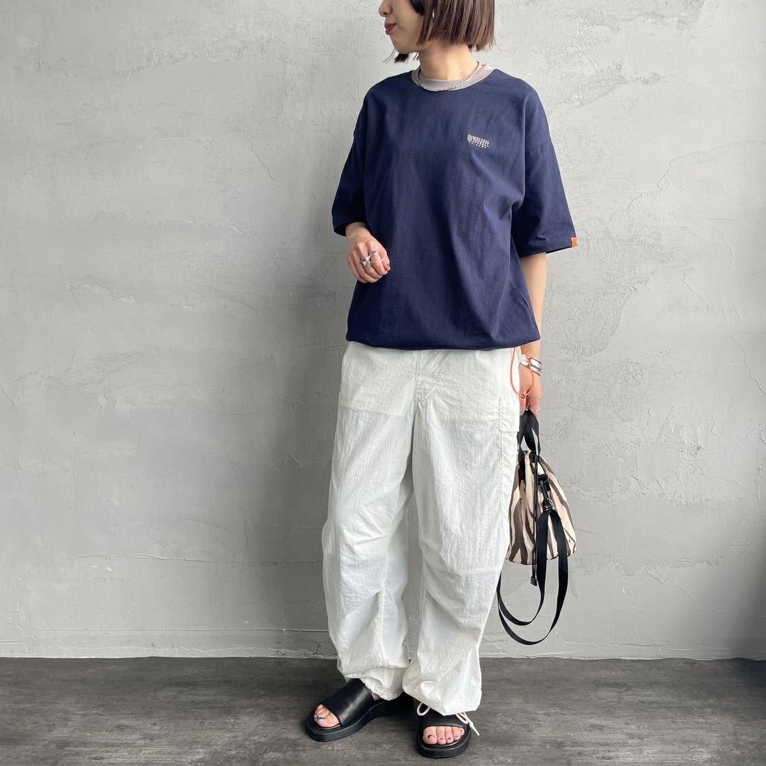UNIVERSAL OVERALL [ユニバーサルオーバーオール] 別注 ドローコード付き ワイドシルエットTシャツ [U2513282IN-JF] NVY/BEG &&モデル身長：160cm 着用サイズ：S&&