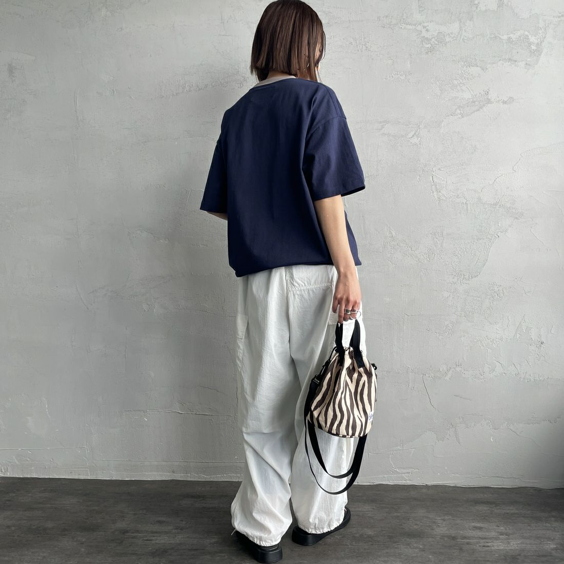 UNIVERSAL OVERALL [ユニバーサルオーバーオール] 別注 ドローコード付き ワイドシルエットTシャツ [U2513282IN-JF] NVY/BEG &&モデル身長：160cm 着用サイズ：S&&