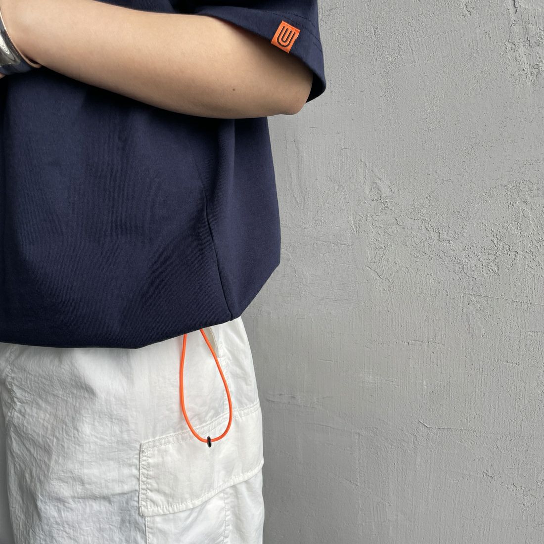 UNIVERSAL OVERALL [ユニバーサルオーバーオール] 別注 ドローコード付き ワイドシルエットTシャツ [U2513282IN-JF] NVY/BEG &&モデル身長：160cm 着用サイズ：S&&