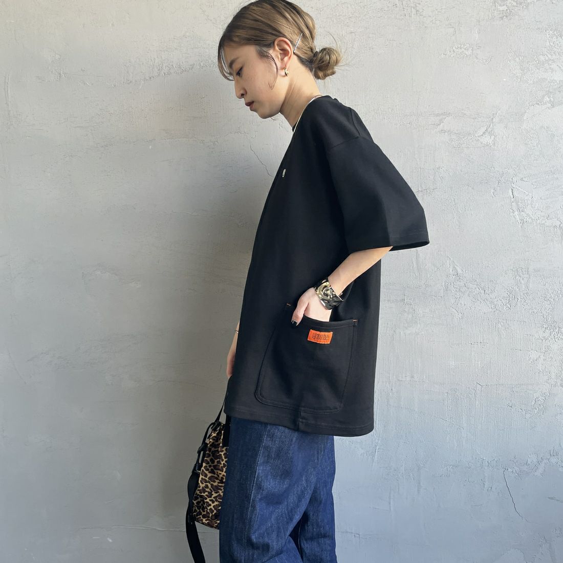 UNIVERSAL OVERALL [ユニバーサルオーバーオール] 別注 ポンチカバーオールTシャツ [U2511279IN-JF] BLACK &&モデル身長：150cm 着用サイズ：S&&