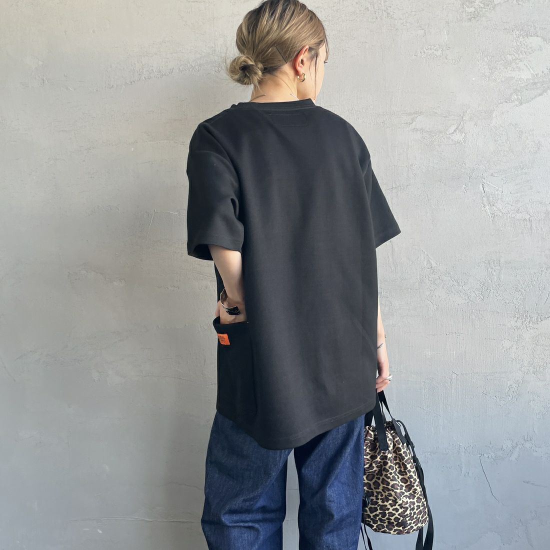 UNIVERSAL OVERALL [ユニバーサルオーバーオール] 別注 ポンチカバーオールTシャツ [U2511279IN-JF] BLACK &&モデル身長：150cm 着用サイズ：S&&