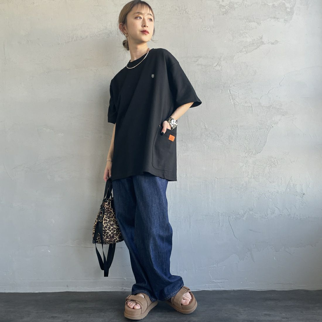 UNIVERSAL OVERALL [ユニバーサルオーバーオール] 別注 ポンチカバーオールTシャツ [U2511279IN-JF] BLACK &&モデル身長：150cm 着用サイズ：S&&