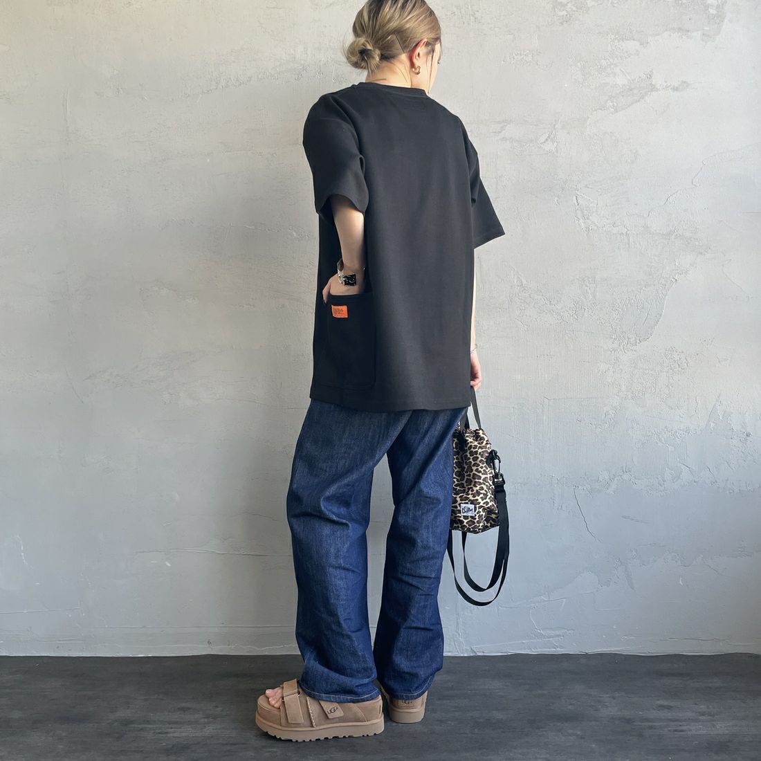 UNIVERSAL OVERALL [ユニバーサルオーバーオール] 別注 ポンチカバーオールTシャツ [U2511279IN-JF] BLACK &&モデル身長：150cm 着用サイズ：S&&