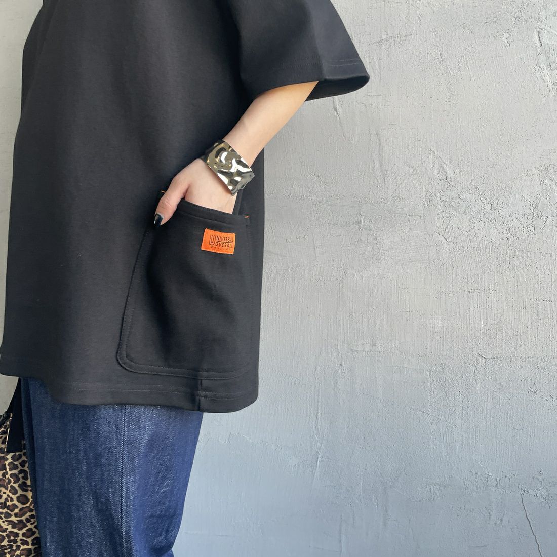 UNIVERSAL OVERALL [ユニバーサルオーバーオール] 別注 ポンチカバーオールTシャツ [U2511279IN-JF] BLACK &&モデル身長：150cm 着用サイズ：S&&