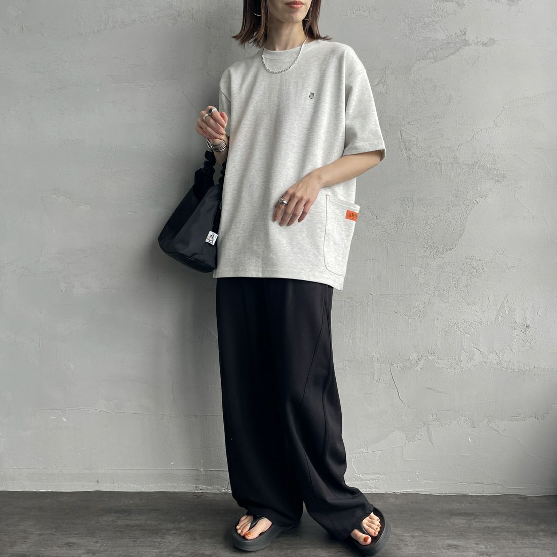 UNIVERSAL OVERALL [ユニバーサルオーバーオール] 別注 ポンチカバーオールTシャツ [U2511279IN-JF] GRAY &&モデル身長：158cm 着用サイズ：S&&