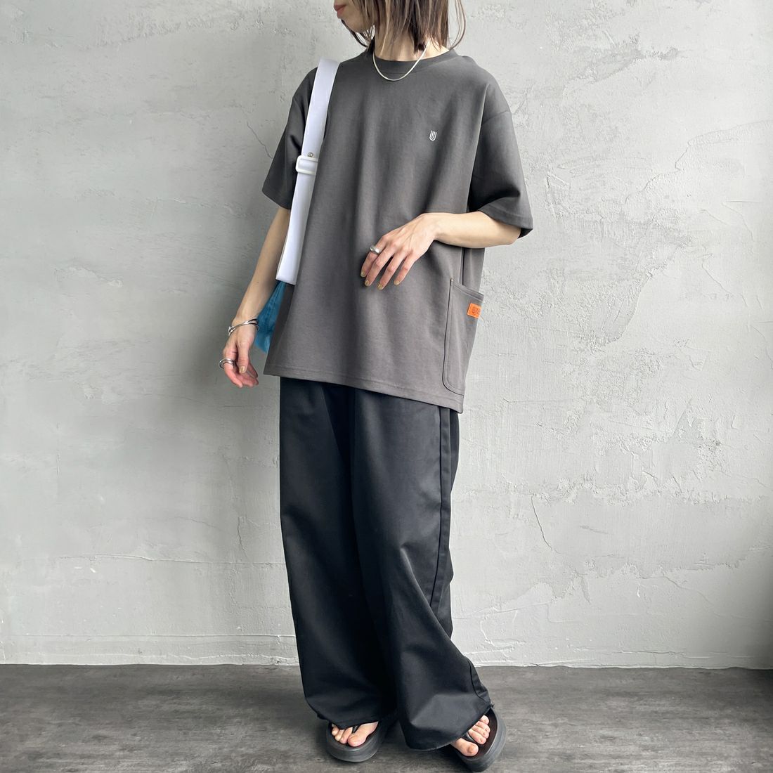 UNIVERSAL OVERALL [ユニバーサルオーバーオール] 別注 ポンチカバーオールTシャツ [U2511279IN-JF] CHARCOAL &&モデル身長：158cm 着用サイズ：S&&