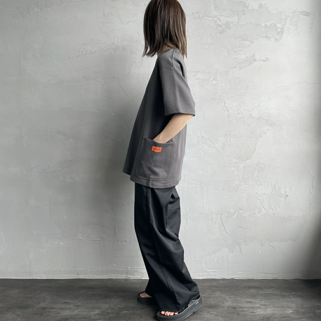 UNIVERSAL OVERALL [ユニバーサルオーバーオール] 別注 ポンチカバーオールTシャツ [U2511279IN-JF] CHARCOAL &&モデル身長：158cm 着用サイズ：S&&