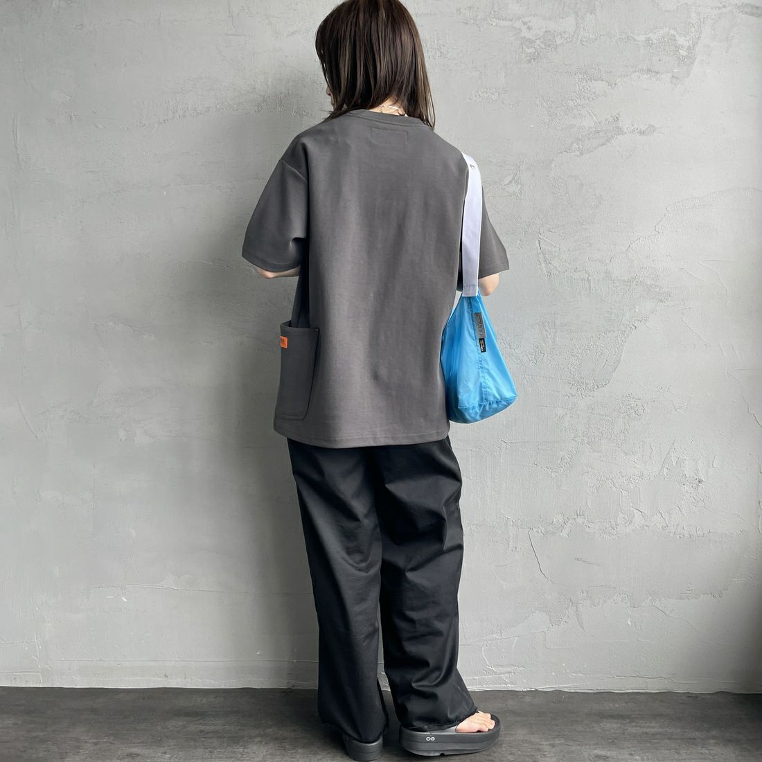 UNIVERSAL OVERALL [ユニバーサルオーバーオール] 別注 ポンチカバーオールTシャツ [U2511279IN-JF] CHARCOAL &&モデル身長：158cm 着用サイズ：S&&