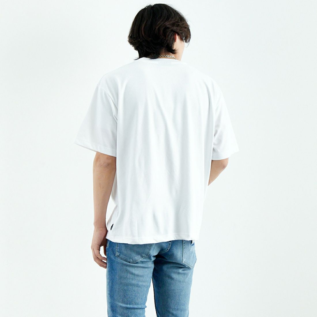 THOUSAND MILE [サウザンド マイル] ワンポイント刺繍ロゴ ショートスリーブTシャツ [TM251TC00280] WHITE &&モデル身長：179cm 着用サイズ：L&&