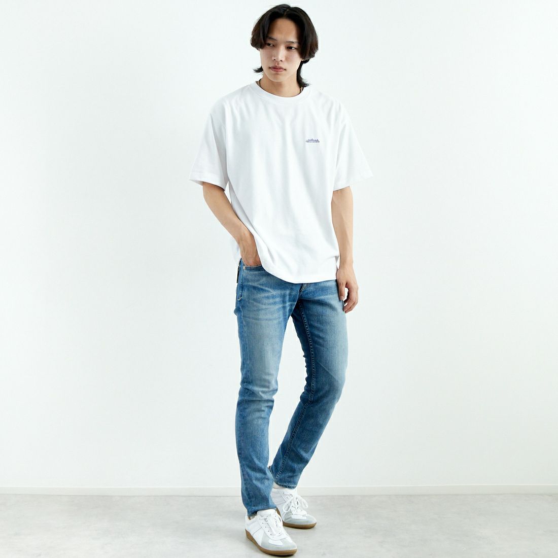 THOUSAND MILE [サウザンド マイル] ワンポイント刺繍ロゴ ショートスリーブTシャツ [TM251TC00280] WHITE &&モデル身長：179cm 着用サイズ：L&&