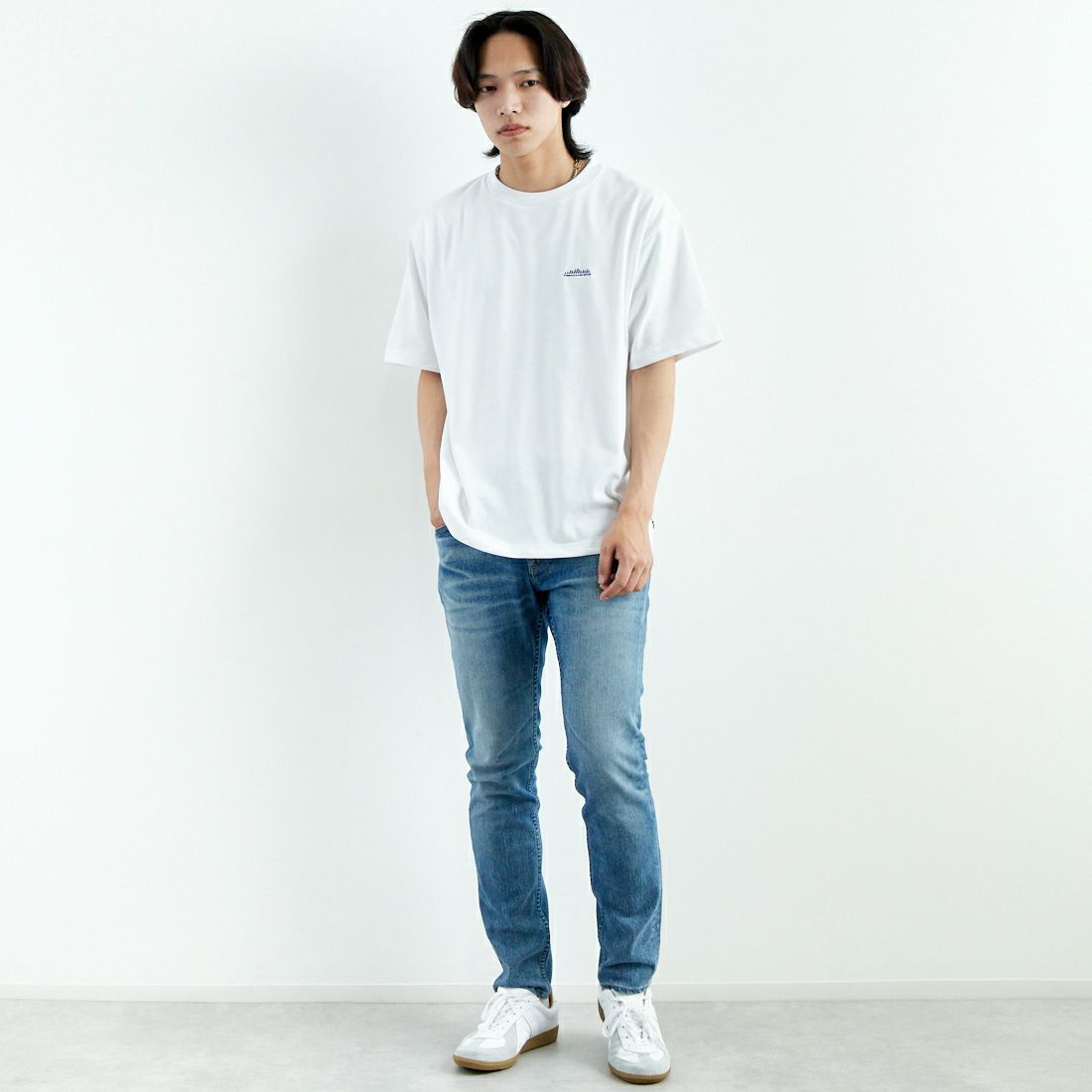 THOUSAND MILE [サウザンド マイル] ワンポイント刺繍ロゴ ショートスリーブTシャツ [TM251TC00280] WHITE &&モデル身長：179cm 着用サイズ：L&&