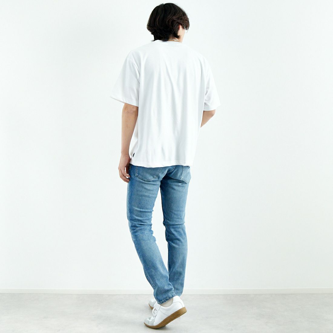 THOUSAND MILE [サウザンド マイル] ワンポイント刺繍ロゴ ショートスリーブTシャツ [TM251TC00280] WHITE &&モデル身長：179cm 着用サイズ：L&&