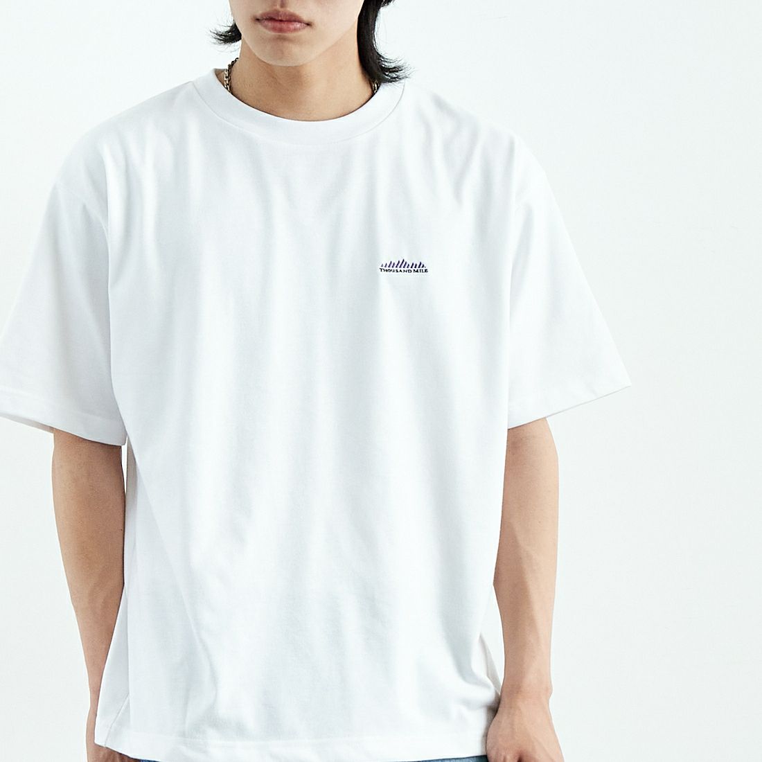 THOUSAND MILE [サウザンド マイル] ワンポイント刺繍ロゴ ショートスリーブTシャツ [TM251TC00280] WHITE &&モデル身長：179cm 着用サイズ：L&&