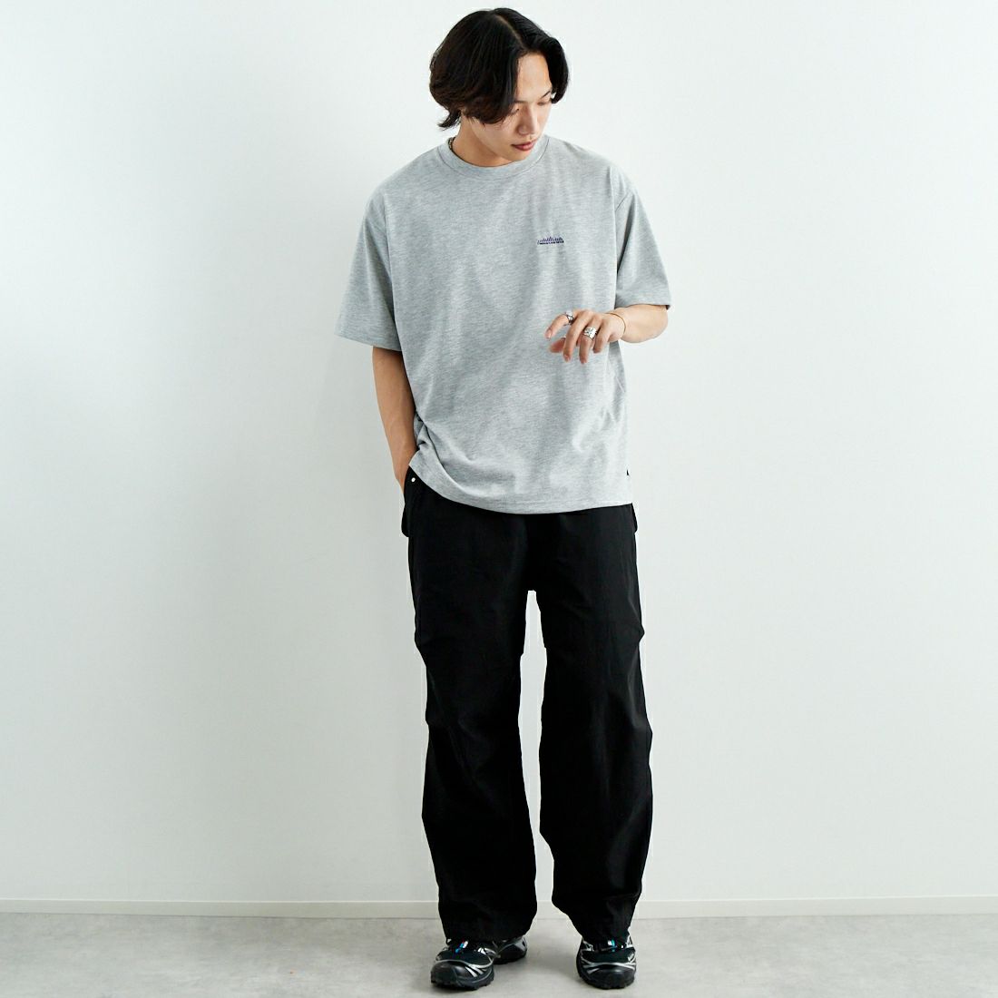 THOUSAND MILE [サウザンド マイル] ワンポイント刺繍ロゴ ショートスリーブTシャツ [TM251TC00280] MD GRAY &&モデル身長：179cm 着用サイズ：L&&