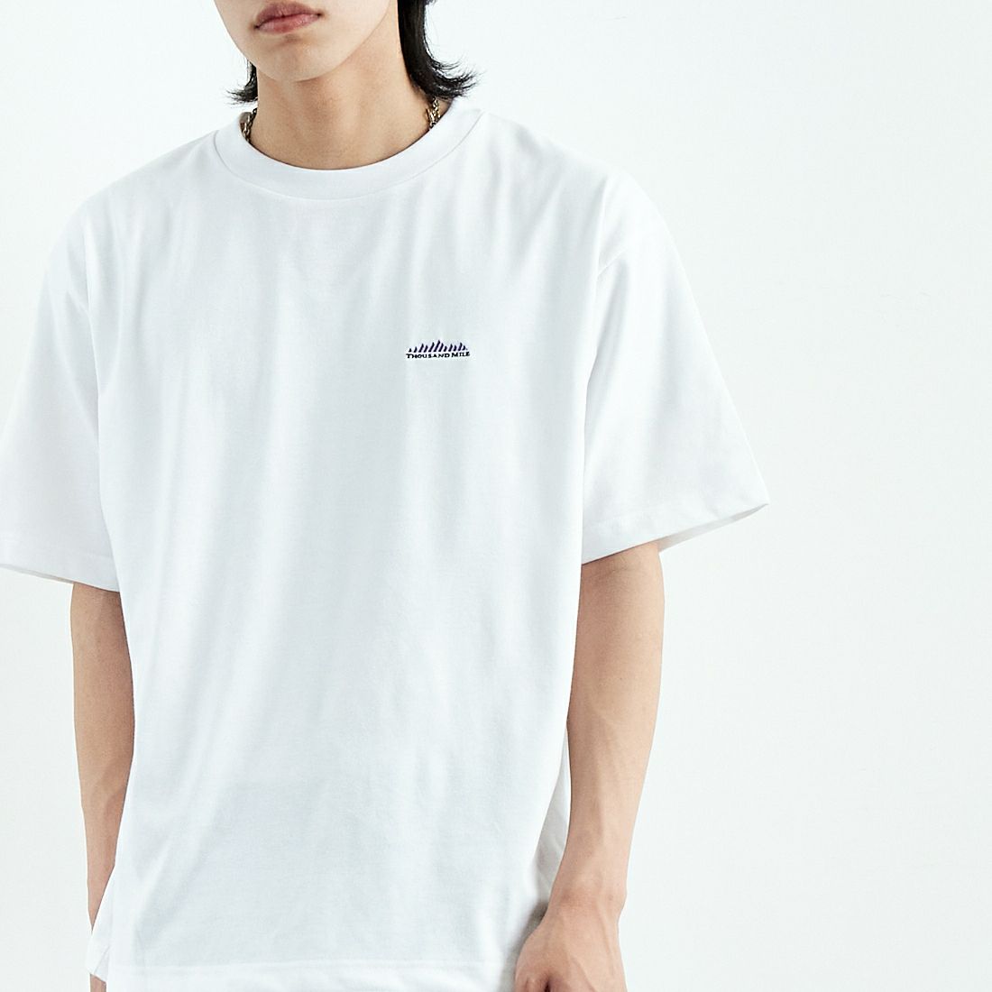 THOUSAND MILE [サウザンド マイル] ワンポイント刺繍ロゴ ショートスリーブTシャツ [TM251TC00280] WHITE &&モデル身長：179cm 着用サイズ：L&&