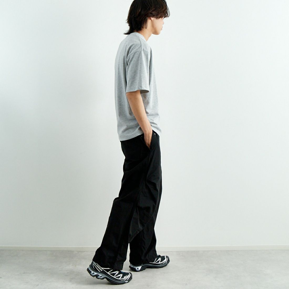 THOUSAND MILE [サウザンド マイル] ワンポイント刺繍ロゴ ショートスリーブTシャツ [TM251TC00280] MD GRAY &&モデル身長：179cm 着用サイズ：L&&