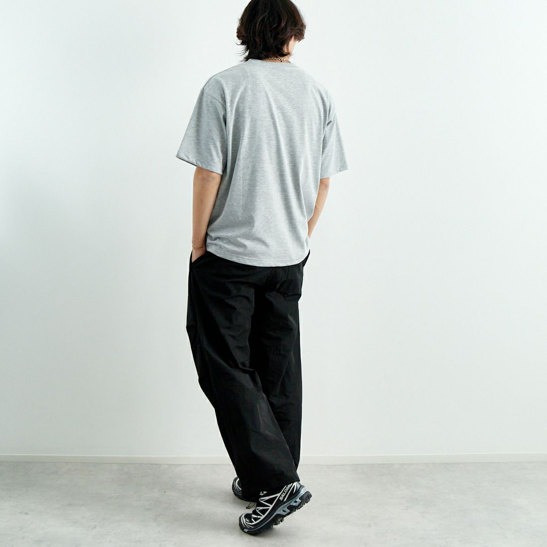 THOUSAND MILE [サウザンド マイル] ワンポイント刺繍ロゴ ショートスリーブTシャツ [TM251TC00280] MD GRAY &&モデル身長：179cm 着用サイズ：L&&