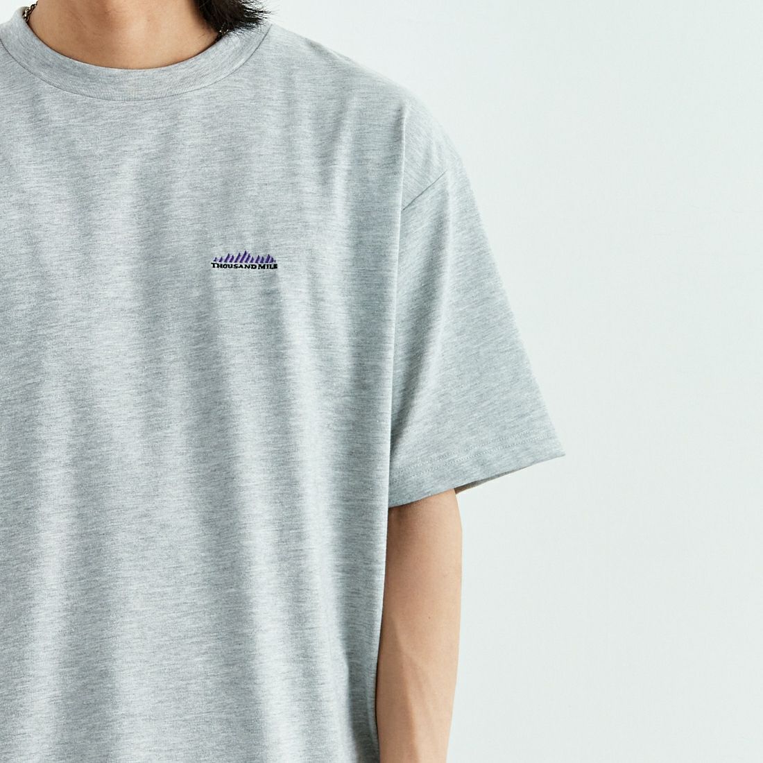THOUSAND MILE [サウザンド マイル] ワンポイント刺繍ロゴ ショートスリーブTシャツ [TM251TC00280] MD GRAY &&モデル身長：179cm 着用サイズ：L&&