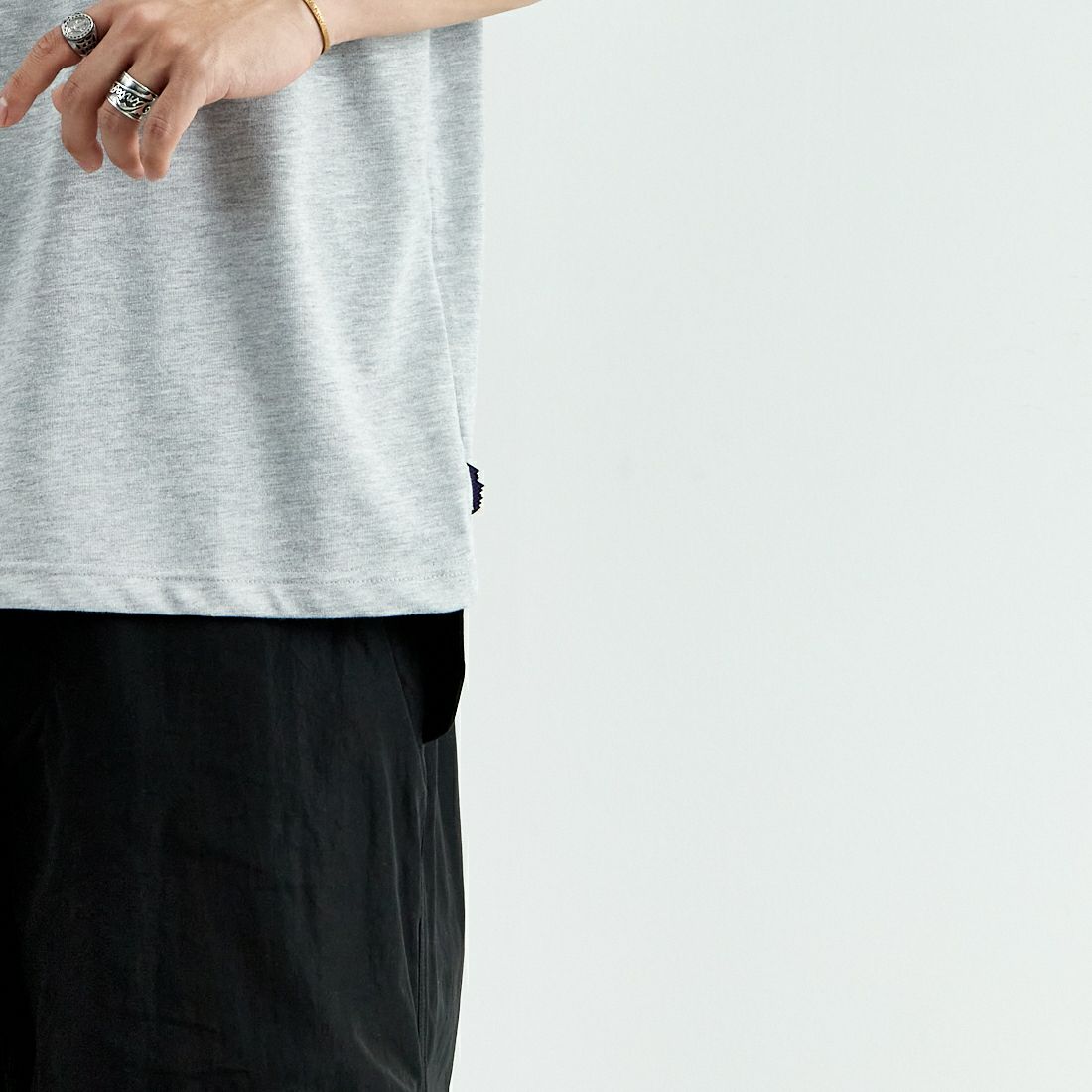 THOUSAND MILE [サウザンド マイル] ワンポイント刺繍ロゴ ショートスリーブTシャツ [TM251TC00280] MD GRAY &&モデル身長：179cm 着用サイズ：L&&