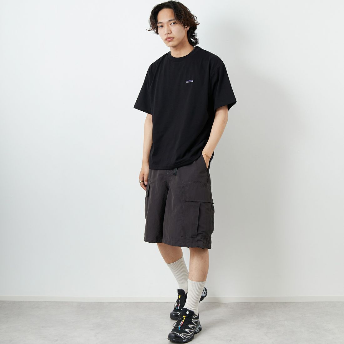 THOUSAND MILE [サウザンド マイル] ワンポイント刺繍ロゴ ショートスリーブTシャツ [TM251TC00280] BLACK &&モデル身長：179cm 着用サイズ：L&&