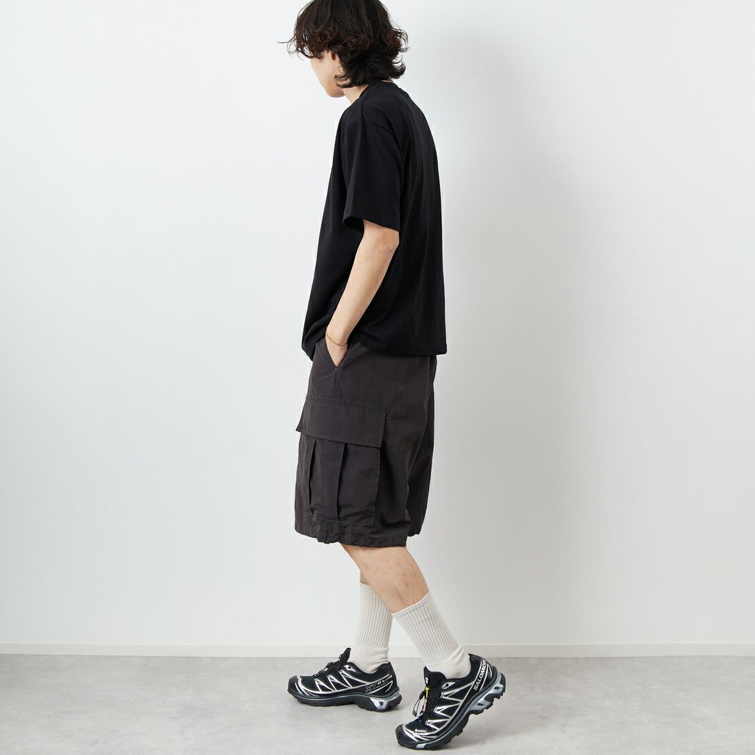 THOUSAND MILE [サウザンド マイル] ワンポイント刺繍ロゴ ショートスリーブTシャツ [TM251TC00280] BLACK &&モデル身長：179cm 着用サイズ：L&&