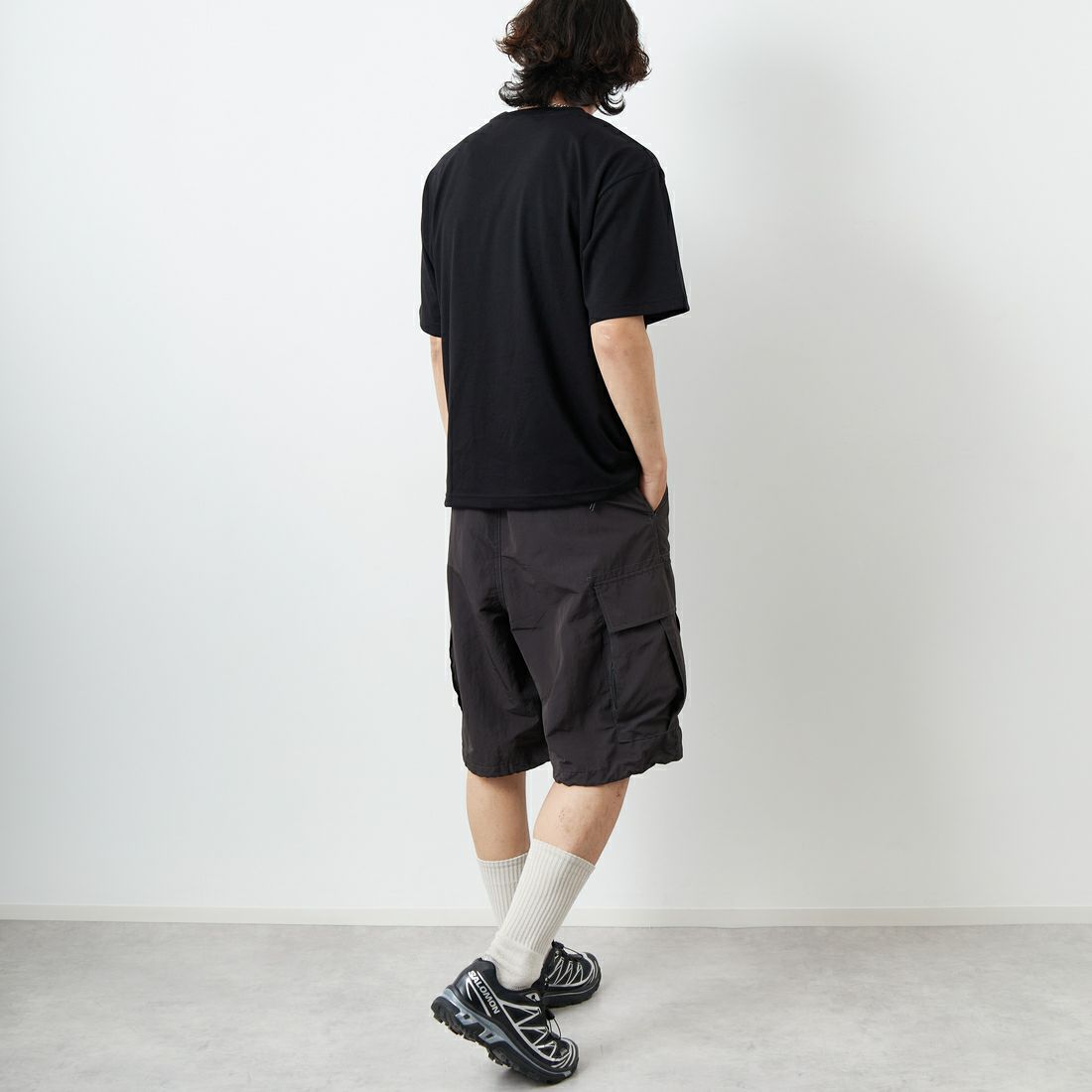 THOUSAND MILE [サウザンド マイル] ワンポイント刺繍ロゴ ショートスリーブTシャツ [TM251TC00280] BLACK &&モデル身長：179cm 着用サイズ：L&&