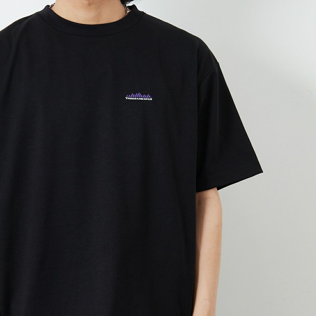 THOUSAND MILE [サウザンド マイル] ワンポイント刺繍ロゴ ショートスリーブTシャツ [TM251TC00280] BLACK &&モデル身長：179cm 着用サイズ：L&&