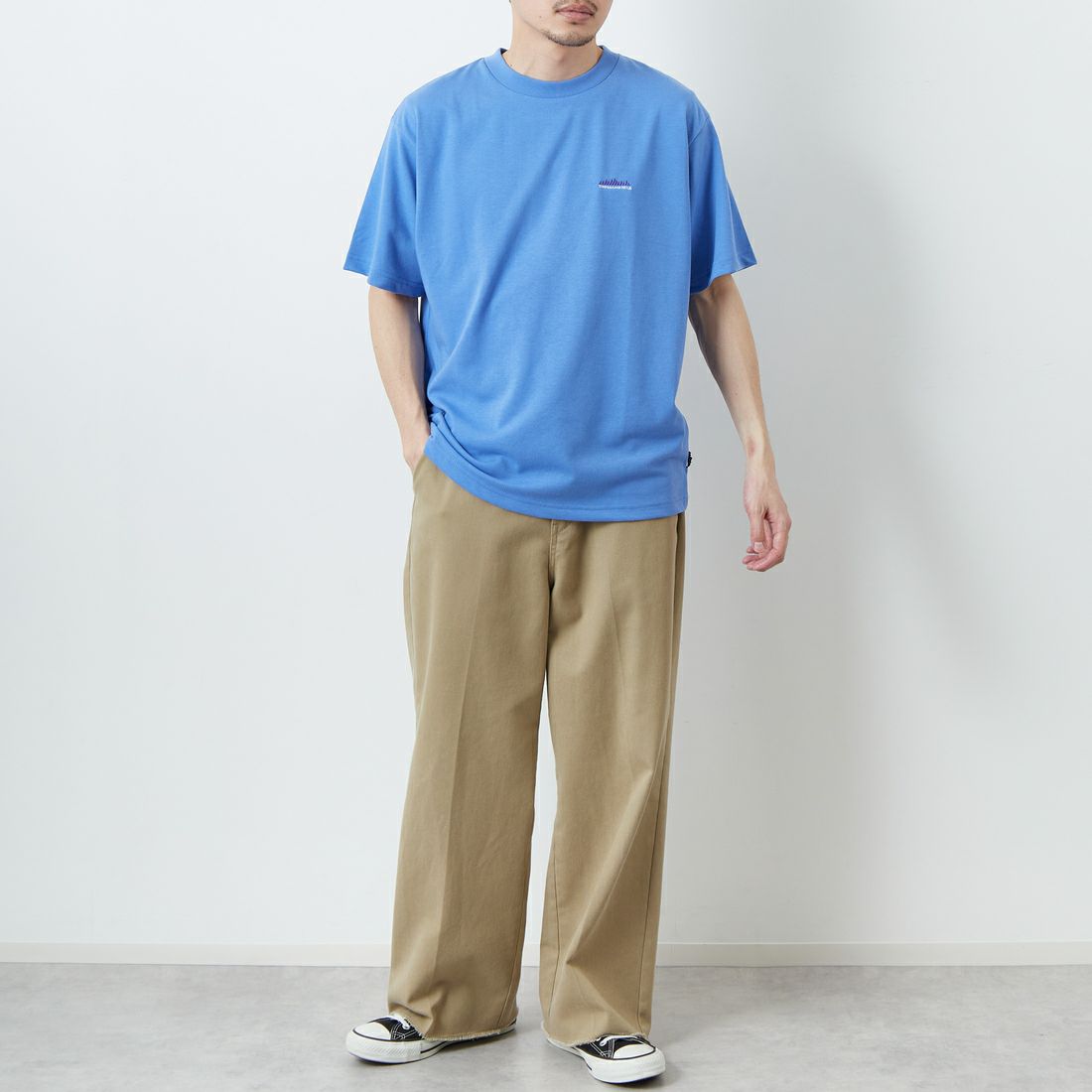 THOUSAND MILE [サウザンド マイル] ワンポイント刺繍ロゴ ショートスリーブTシャツ [TM251TC00280] SAX &&モデル身長：168cm 着用サイズ：M&&