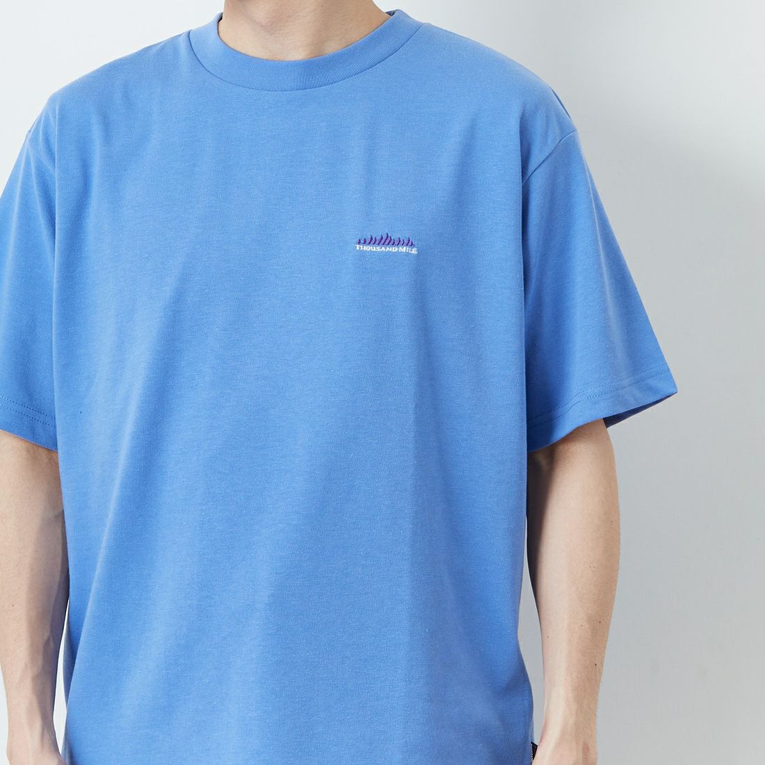 THOUSAND MILE [サウザンド マイル] ワンポイント刺繍ロゴ ショートスリーブTシャツ [TM251TC00280] SAX &&モデル身長：168cm 着用サイズ：M&&