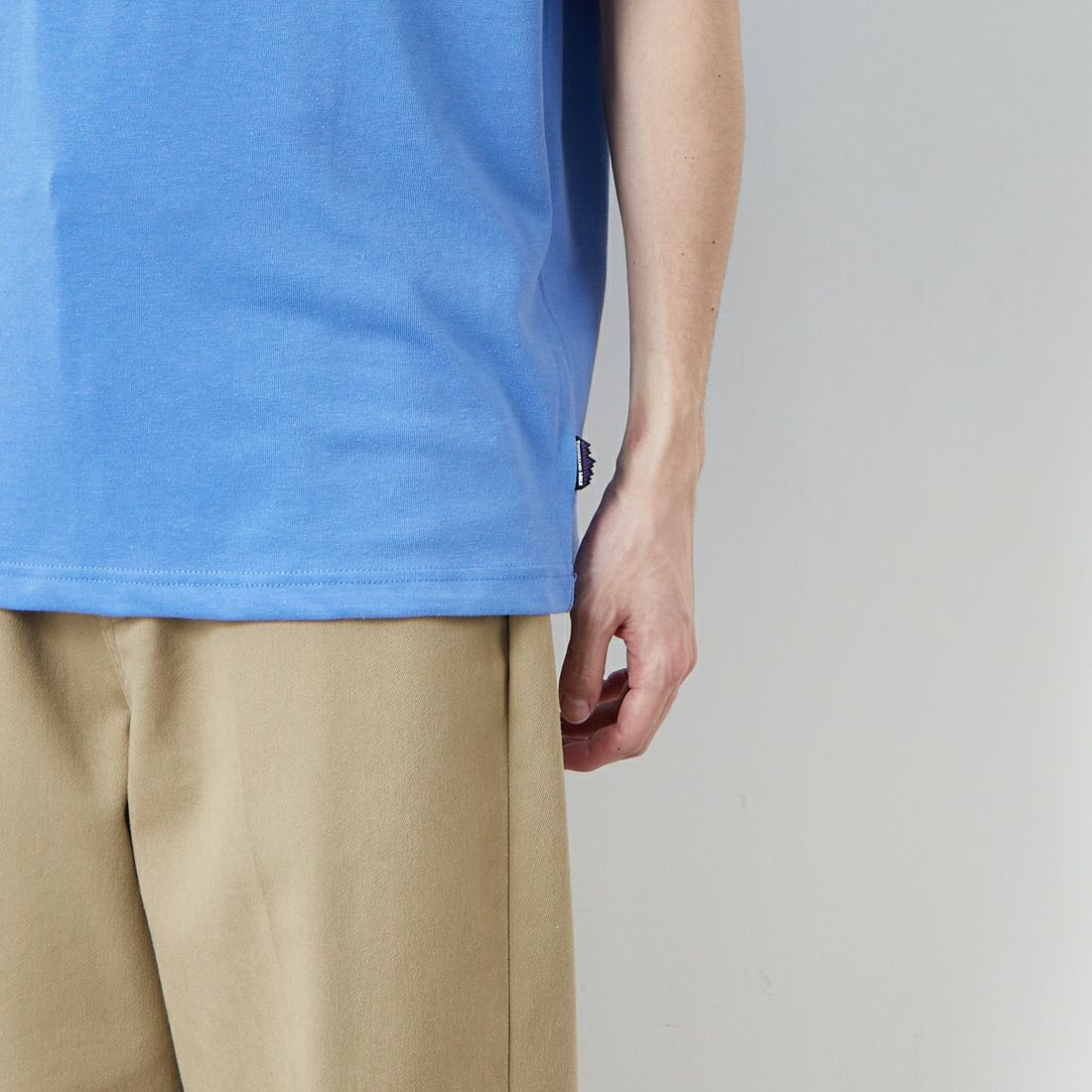 THOUSAND MILE [サウザンド マイル] ワンポイント刺繍ロゴ ショートスリーブTシャツ [TM251TC00280] SAX &&モデル身長：168cm 着用サイズ：M&&