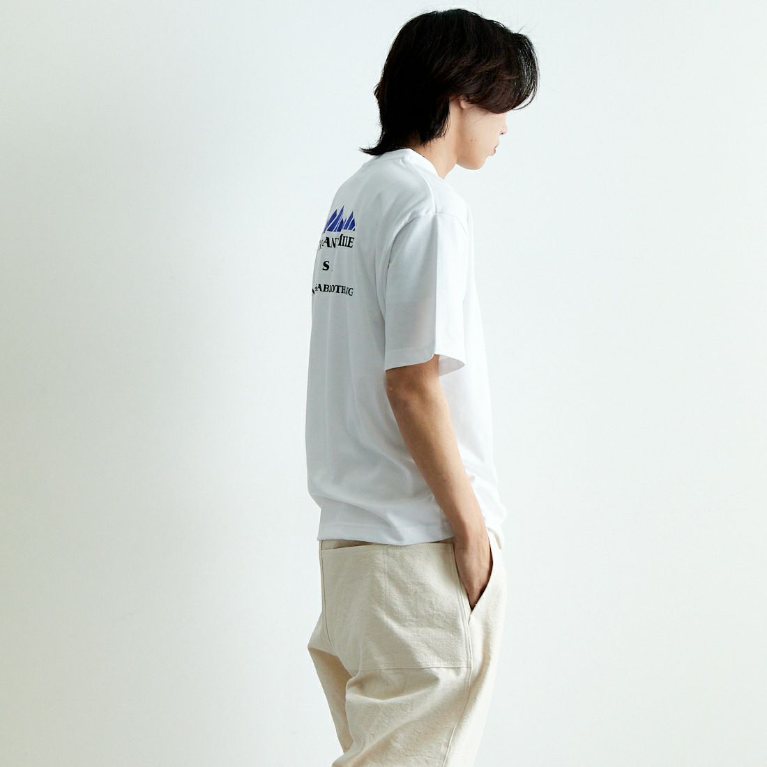 THOUSAND MILE [サウザンド マイル] ブランドロゴ バックプリント ショートスリーブTシャツ [TM251TC00610] WHITE &&モデル身長：179cm 着用サイズ：L&&