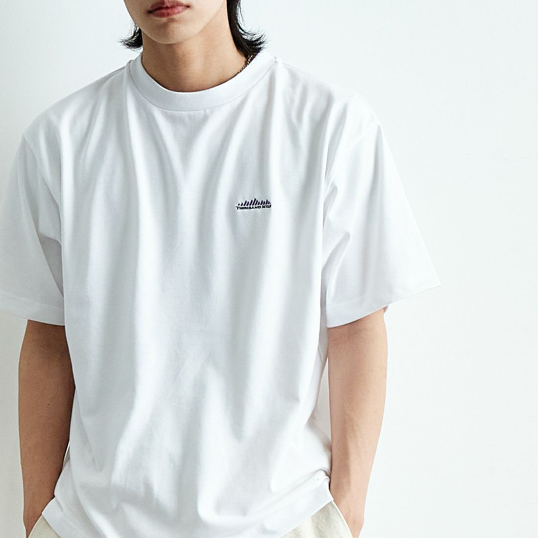 THOUSAND MILE [サウザンド マイル] ブランドロゴ バックプリント ショートスリーブTシャツ [TM251TC00610] WHITE &&モデル身長：179cm 着用サイズ：L&&
