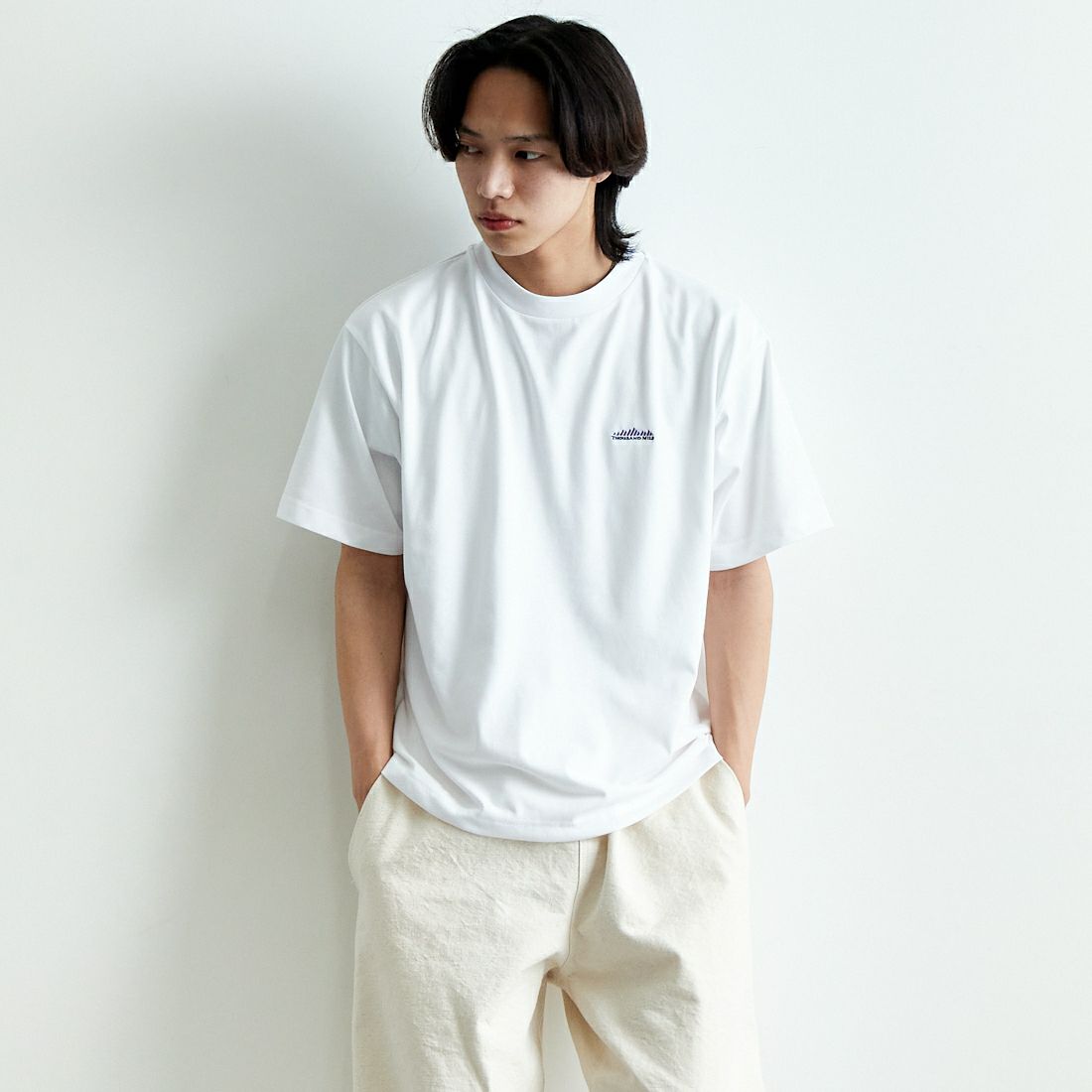 THOUSAND MILE [サウザンド マイル] サークルロゴ バックプリント ショートスリーブTシャツ [TM251TC00620] WHITE &&モデル身長：179cm 着用サイズ：L&&
