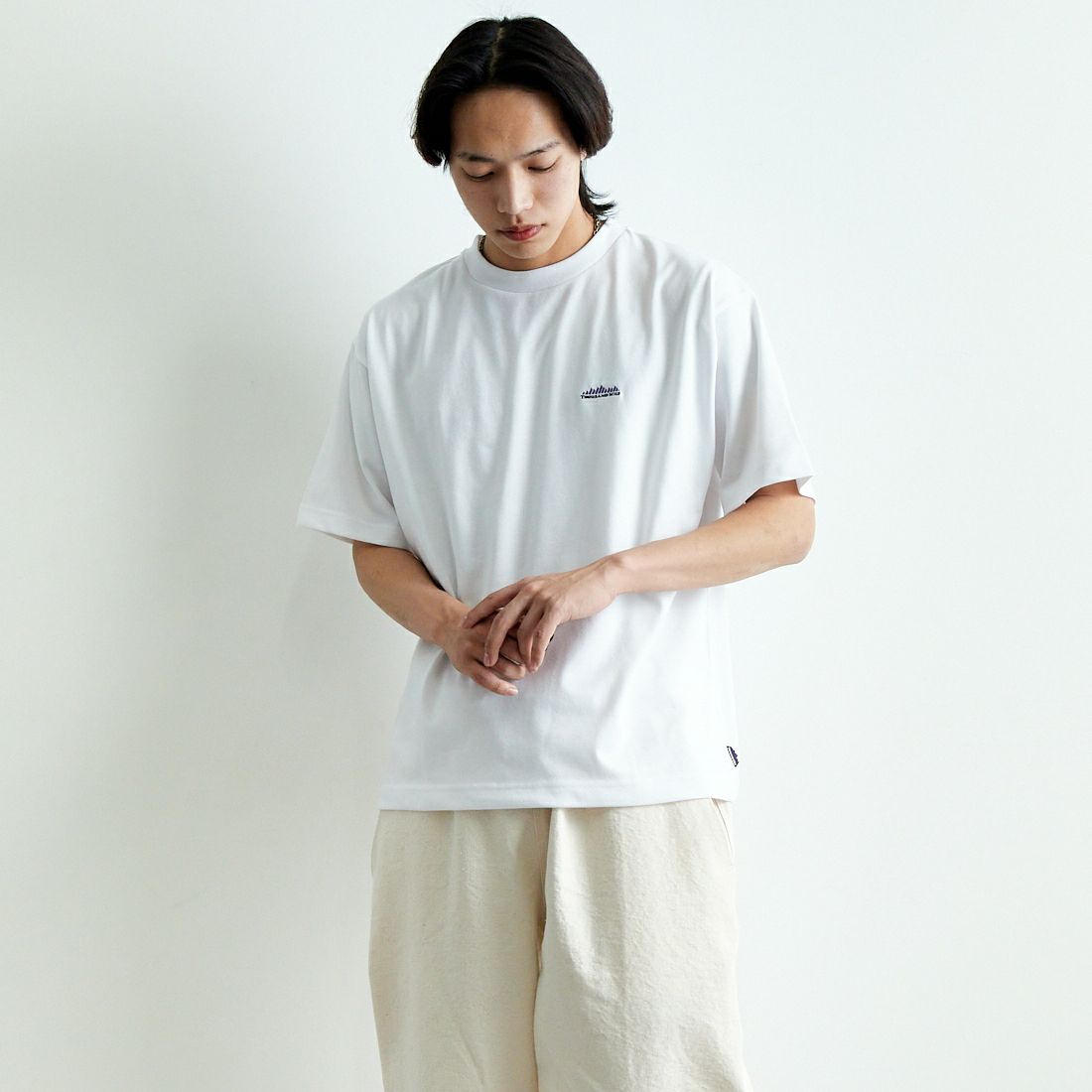THOUSAND MILE [サウザンド マイル] サークルロゴ バックプリント ショートスリーブTシャツ [TM251TC00620] WHITE &&モデル身長：179cm 着用サイズ：L&&