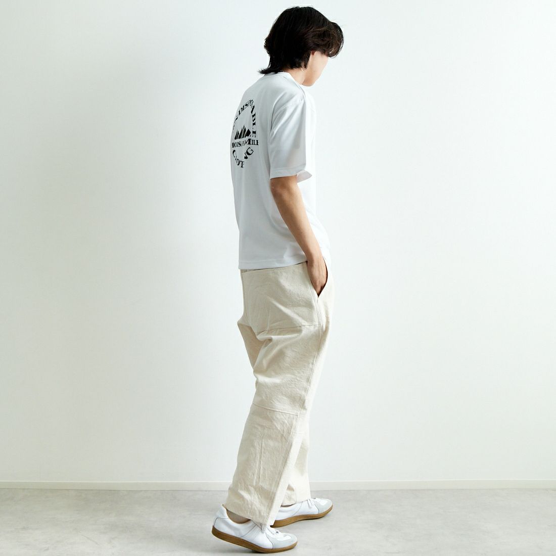 THOUSAND MILE [サウザンド マイル] サークルロゴ バックプリント ショートスリーブTシャツ [TM251TC00620] WHITE &&モデル身長：179cm 着用サイズ：L&&