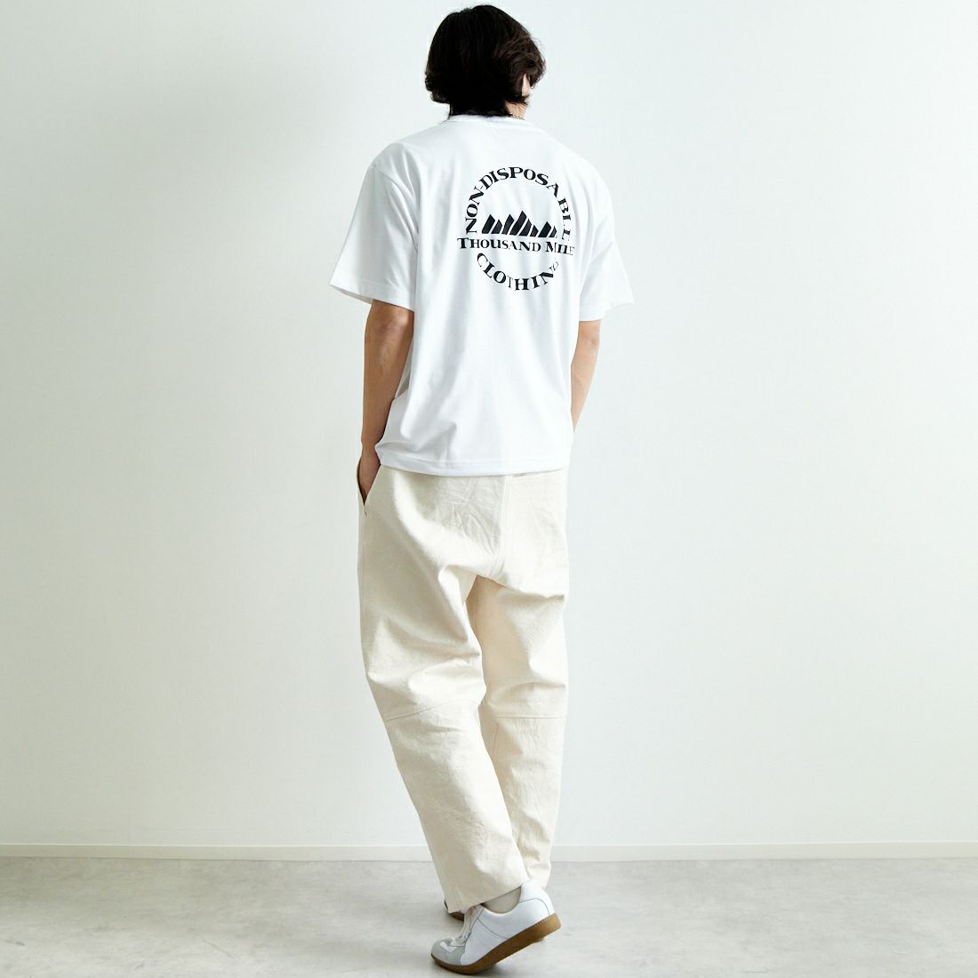 THOUSAND MILE [サウザンド マイル] サークルロゴ バックプリント ショートスリーブTシャツ [TM251TC00620] WHITE &&モデル身長：179cm 着用サイズ：L&&