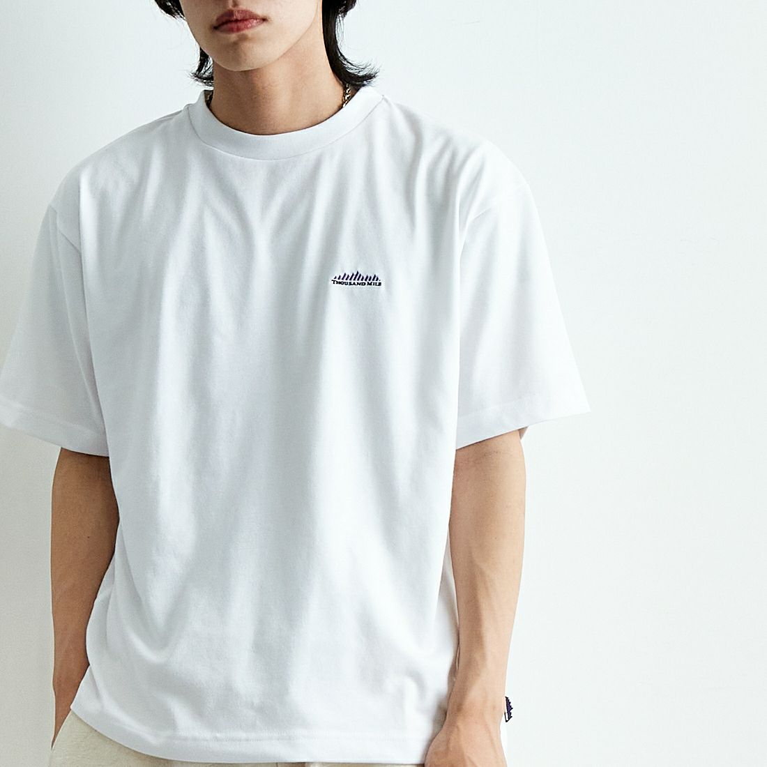 THOUSAND MILE [サウザンド マイル] サークルロゴ バックプリント ショートスリーブTシャツ [TM251TC00620] WHITE &&モデル身長：179cm 着用サイズ：L&&