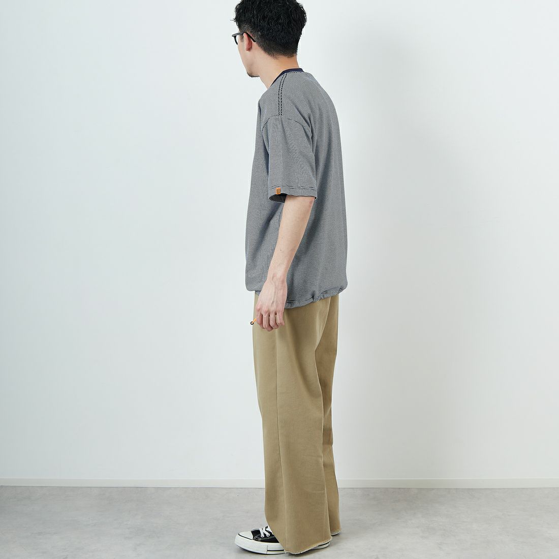 UNIVERSAL OVERALL [ユニバーサルオーバーオール] 別注 ドローコード付き ワイドシルエットTシャツ [U2513282IN-JF] NAVY BD &&モデル身長：167cm 着用サイズ：M&&